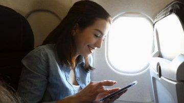 ให้การออนไลน์เป็นเรื่องง่ายแม้แต่อยู่บนเครื่องกับ AeroMobile In-flight แพ็คเกจเล่นเน็ตบนเครื่องบิน